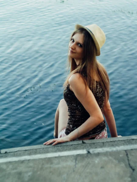 Krásná Boho Dívka Stojí Při Západu Slunce Jezera Atraktivní Mladá — Stock fotografie