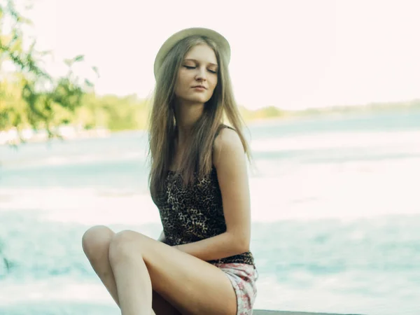 Красива Дівчина Бухо Стоїть Заході Сонця Біля Озера Приваблива Молода — стокове фото