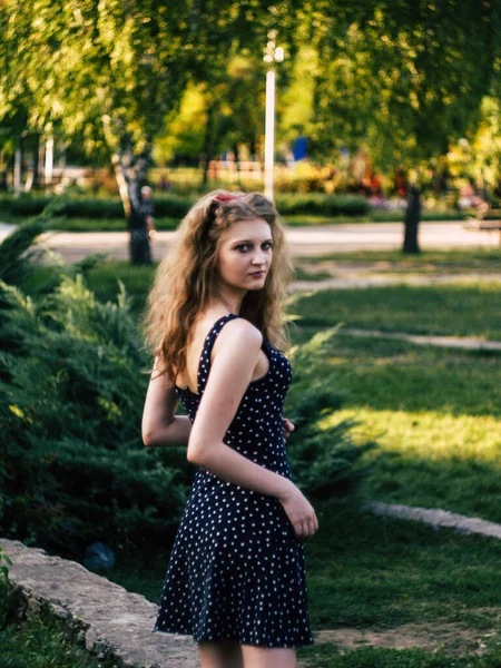 Krásná Mladá Žena Šatech Letním Parku — Stock fotografie