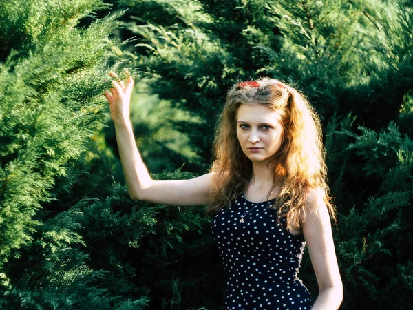 一个穿着礼服的年轻貌美的女人在一个夏季公园里 — 图库照片