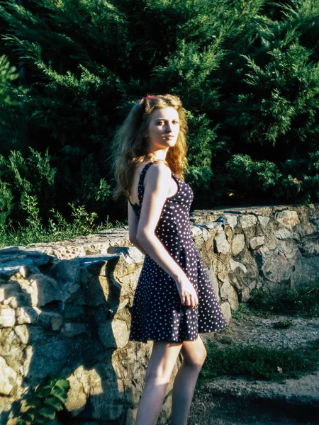 Die Schöne Junge Frau Kleid Einem Sommerpark — Stockfoto
