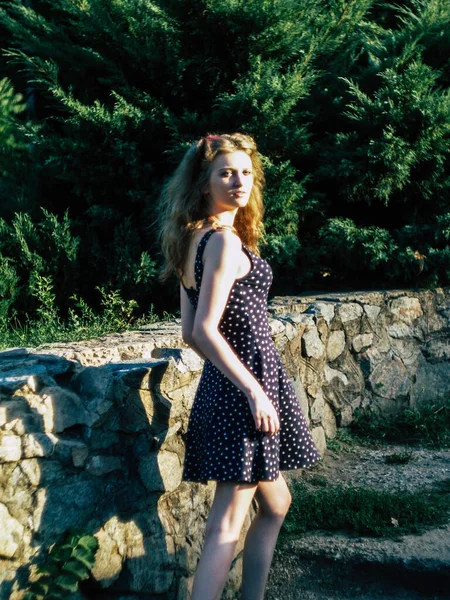 Bela Jovem Mulher Vestido Parque Verão — Fotografia de Stock