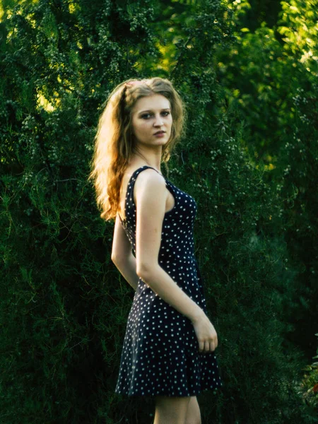 Spring Woman Summer Dress Walking Green Park Enjoying Sun Playful — Stock Photo, Image