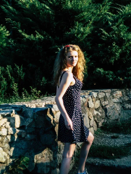 一个穿着礼服的年轻貌美的女人在一个夏季公园里 — 图库照片