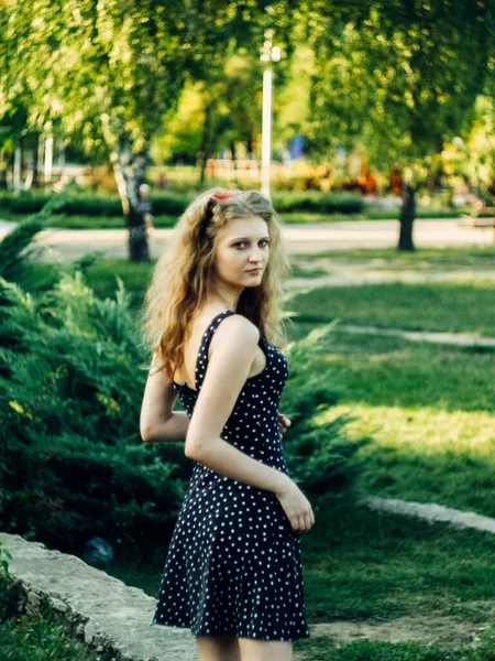 Весенняя Женщина Летнем Платье Прогуливается Зеленому Парку Наслаждаясь Солнцем Играющая — стоковое фото
