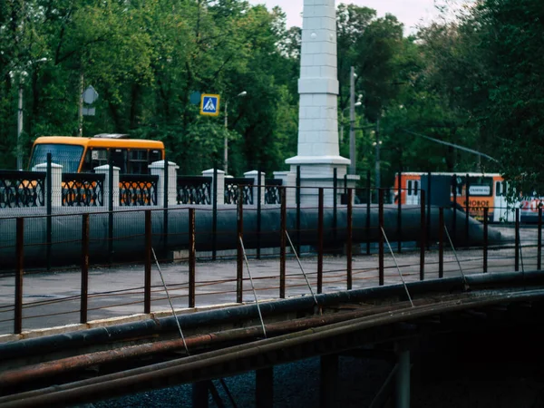 Híd Tömegközlekedéssel Egy Meleg Nyáron — Stock Fotó