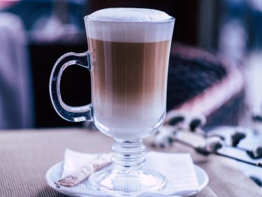 Sıcak bir kafede nefis bir latte.