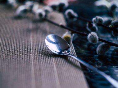 Kahve dükkanında bir kaşık kahve masasında yatıyordu.