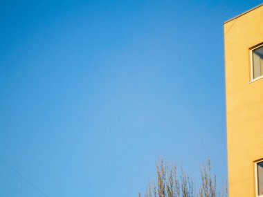 Binanın bazı kısımları sarı.