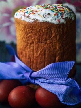 Güzel Paskalya pastası ve renkli yumurta Paskalya günü