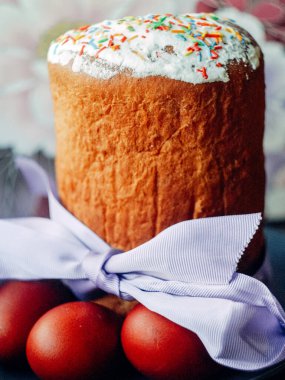 Güzel Paskalya pastası ve renkli yumurta Paskalya günü