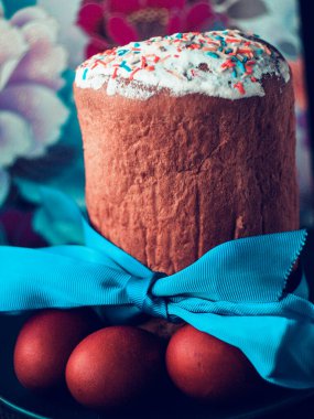 Güzel Paskalya pastası ve renkli yumurta Paskalya günü