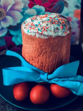 Güzel Paskalya pastası ve renkli yumurta Paskalya günü