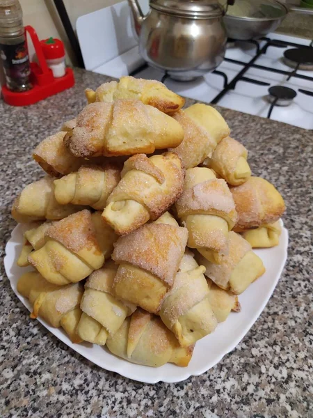 Σπιτικά Γλυκά Rugelach Μαρμελάδα Ένα Πιάτο Σπιτικό Εορταστικό Μπισκότο Μπάγκελς — Φωτογραφία Αρχείου