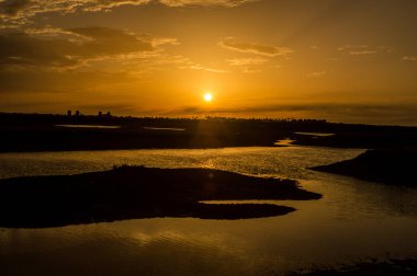 Cadiz 'in bataklıklarında gün batımı, İspanya