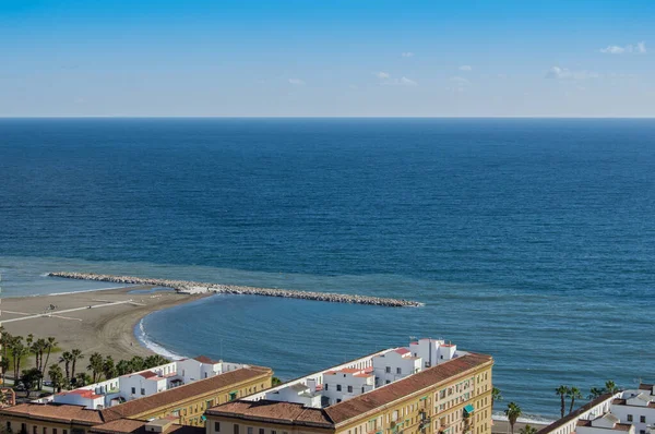 Пейзаж волнореза и зданий на пляже Малагета — стоковое фото