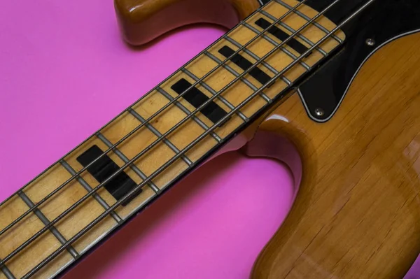 Része Egy Elektromos Basszus Rózsaszín Háttérrel Nyak Zsinór Test Hangszer — Stock Fotó