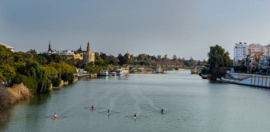 Altın Kule (Torre del Oro) ve kanocu Guadalquivir nehri manzarası. Şubat 2018, Sevilla, Endülüs, İspanya.