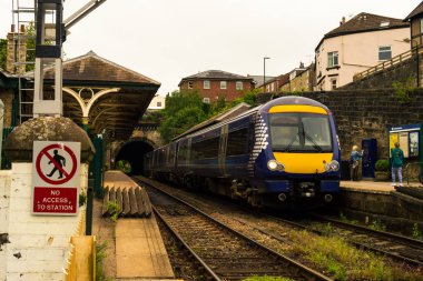 İngiltere 'nin güzel Knaresborough köyünün istasyonunda bir trenin manzarası durdu. Bulutlu bir günde güzel bir sahne.