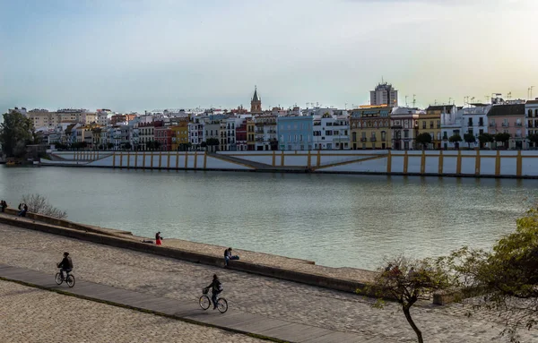 Blick Auf Den Fluss Guadalquivir Fuß Und Gebäude Mit Menschen — Stockfoto