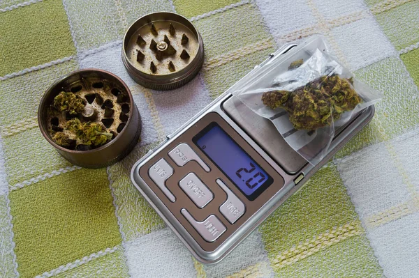 Mała Cyfrowa Waga Precyzyjna Plastikową Torbą Dwoma Gramami Marihuany Szlifierką — Zdjęcie stockowe