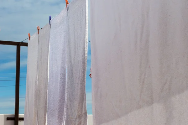 Ropa Toallas Blancas Colgando Cuerda Secándose Día Soleado Día Lavado — Foto de Stock