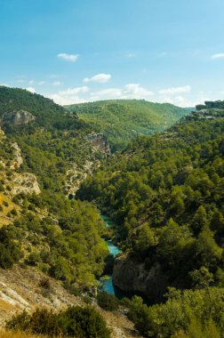 Cuenca, İspanya 'daki dağların ve Jucar nehrinin en üst manzarası. Güneşli bir günde Ventano del Diablo 'nun manzarası.