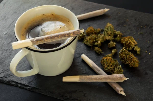 Deliciosa Taza Café Una Pila Cogollos Marihuana Alta Calidad Con —  Fotos de Stock