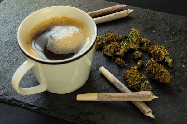 Lahodný Šálek Kávy Hromadu Vysoce Kvalitních Marihuanových Poupat Doutníky Trávy — Stock fotografie