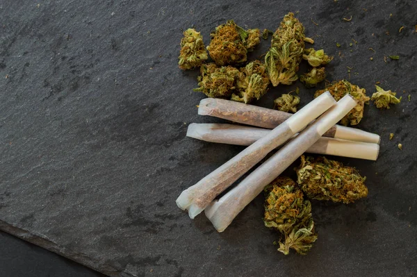 Juntas Marihuana Listas Para Fumar Una Pila Brotes Malezas Mesa — Foto de Stock