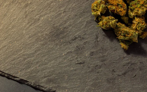 Pile Marijuana Buds Black Stone Tray Green Weed Cannabis Black — Stock Photo, Image