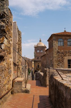 Extremadura 'nın ortaçağ şehri Caceres' in duvarında yürüyorum. Fotoğraf Pulpitos Kulesi 'nden, yolun sonu. Güneşli bir günde anıt manzaraları.