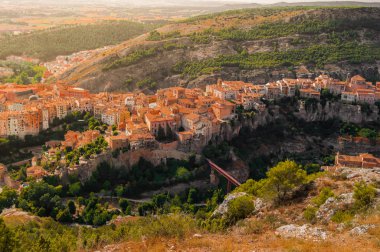 Eski Cuenca, İspanya 'nın en iyi manzarası. Asılı evler (casas colgadas), Saint Paul köprüsü ve doğayla dolu güzel dağlar..
