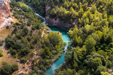 Cuenca, İspanya 'daki Jucar nehrinin hava manzarası. Güneşli bir günde vadinin en güzel manzarası. İHA sahnesi.