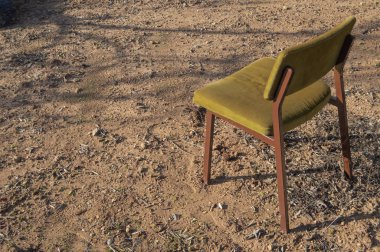 Çölde güneşe bakan boş ve yalnız bir sandalye. Güneşli bir günde bozkırda kaybolmuş eski bir sandalye. Bekleme kavramı, terk edilmiş ya da yalnızlık.