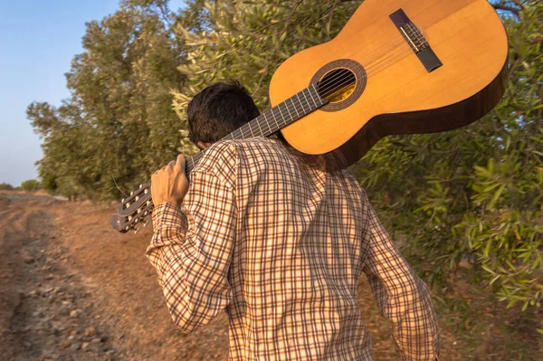 Joven Con Una Guitarra Clásica Los Hombros Una Camisa Cuadros — Foto de Stock