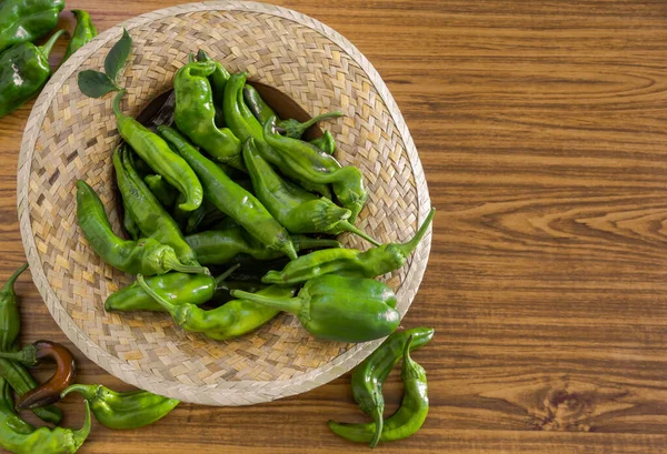 Sombrero Paja Agricultor Lleno Pimientos Verdes Orgánicos Recién Recogidos Sobre — Foto de Stock