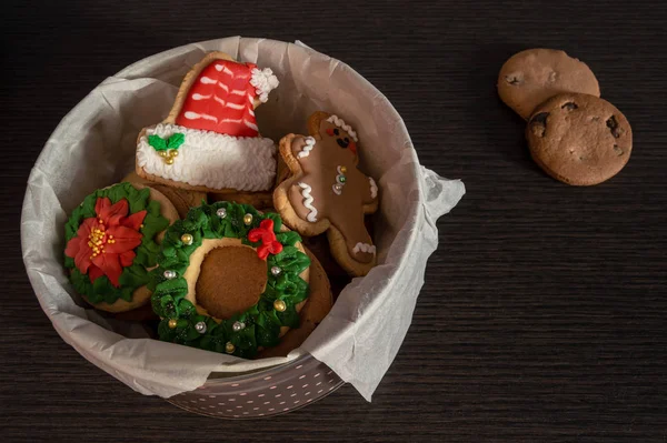 Kovová Krabice Plná Domácích Vánočních Sušenek Různými Tvary Santa Klobouk — Stock fotografie