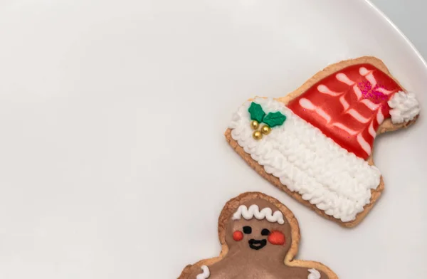 Традиционное Рождественское Печенье Форме Смешного Человека Шляпы Санты Белом Блюде — стоковое фото