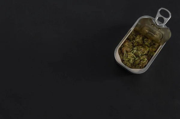 Cínová Plechovka Vysoce Kvalitními Marihuanovými Pupeny Izolované Černém Pozadí Kopírovacím — Stock fotografie