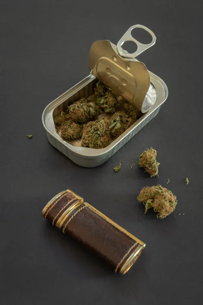 Cínová Plechovka Vysoce Kvalitními Marihuanovými Pupeny Elegantním Zapalovačem Izolovaným Černém — Stock fotografie