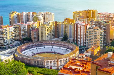 Malaga, Endülüs, İspanya havacılık şehri. Gün batımında arenanın, denizin ve binaların manzarası. Costa del Sol 'un manzarası.