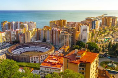 İspanya 'daki Malaga merkezinin hava manzarası gün batımında. Deniz manzarası, boğa güreşi, liman ve diğer turistik yerler. Costa del Sol 'un manzarası.