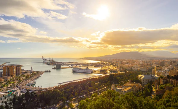 Malaga şehri, Costa del Sol, İspanya. Güneşli bir günde Malaga Limanı (Muelle Uno) ve doğa manzarası. Alcazaba 'dan görüntüler.
