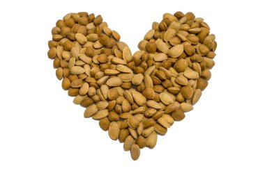 Kabuklu bademlerden yapılmış kalp, beyaz arka planda izole edilmiş. Protein ve sağlıklı gıda kavramı kalp ve vücut sağlığı için faydalıdır..