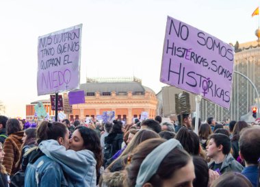 Madrid, İspanya - 8 Mart 2019: İspanya 'nın başkenti Madrid' de iki kadın feminist grevde öpüşüyor. Feminist grev.
