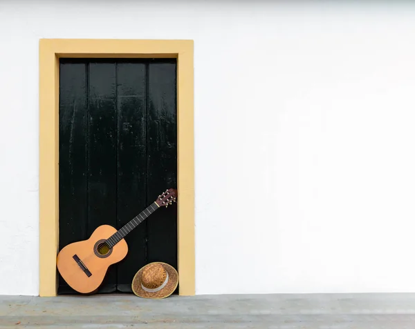 Guitarra Española Clásica Apoyada Una Puerta Patio Andaluz Espacio Copia —  Fotos de Stock