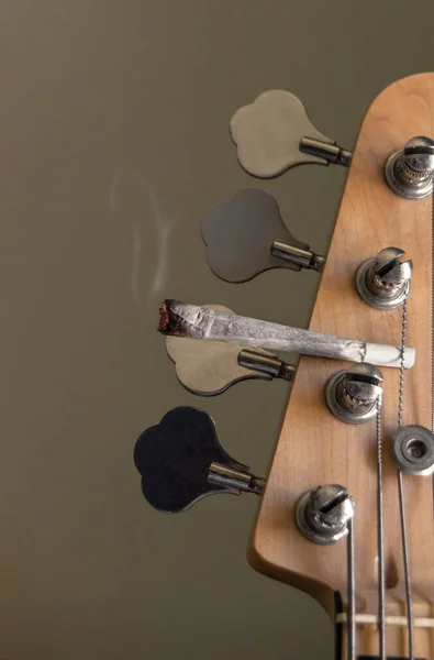 Egy Elektromos Basszusgitár Feje Nagy Spanglival Füsttel Húrokon Zene Marihuána — Stock Fotó