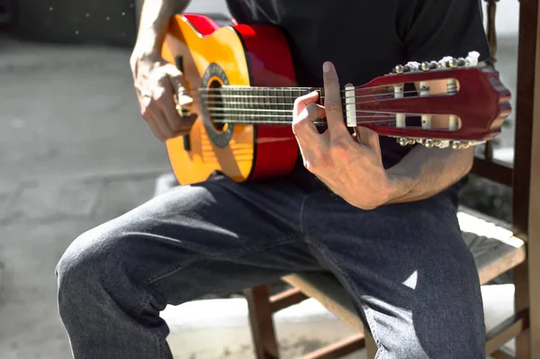 Joven Guitarrista Flamenco Tocando Guitarra Sentado Una Silla Calle Día — Foto de Stock