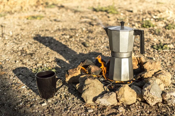 Przygotowywanie Kawy Ogniska Moka Garnek Ekspres Kawy Odpoczynku Podczas Obozu — Zdjęcie stockowe
